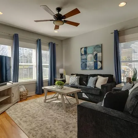 3 Bedroom Home- Huge Yard, 4 Miles To Broadway